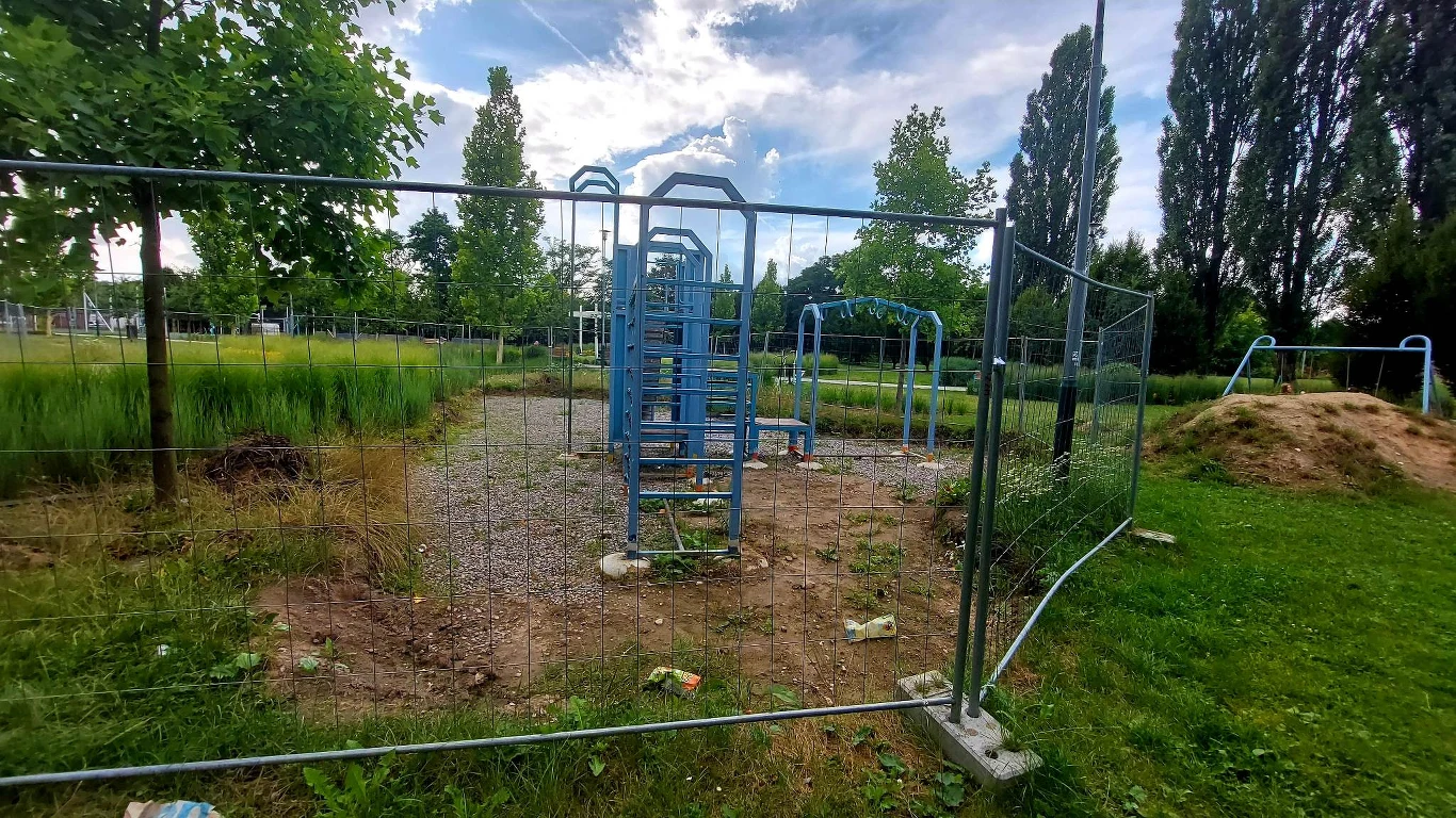 Kraków. Plac zabaw przy ul. Jaremy