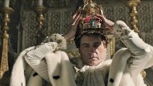 Joaquin Phoenix w scenie z filmu "Napoleon"