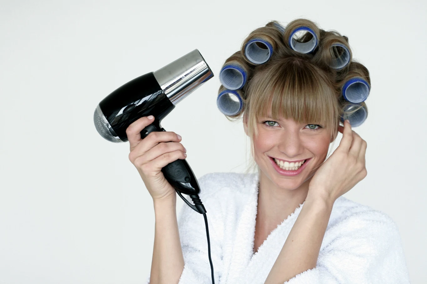 Suszysz włosy suszarką po każdym myciu? Trycholog komentuje Suszysz włosy suszarką po każdym myciu? Trycholog komentuje