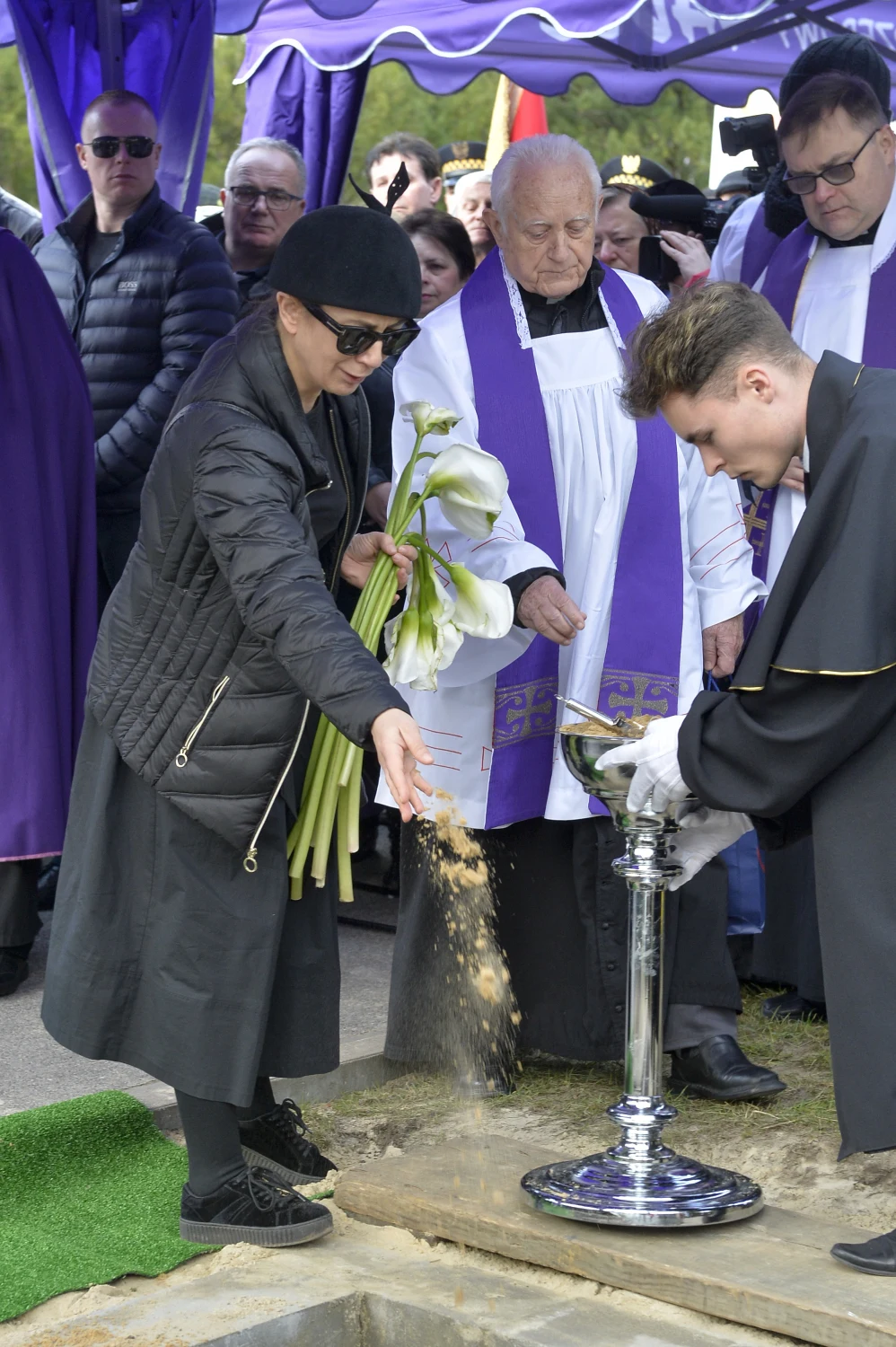 Anita Królikowska na pogrzebie Pawła Królikowskiego Anita Królikowska na pogrzebie Pawła Królikowskiego