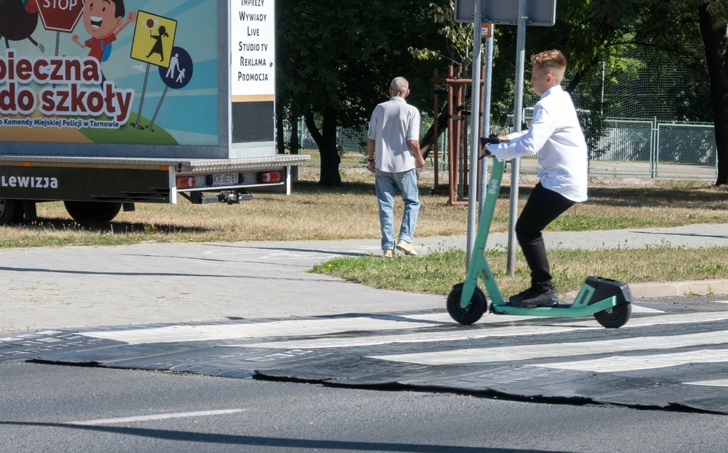 Przejazd hulajnogą elektryczną przez przejście jest zabroniony i może skończyć się mandatem w wysokości 100 zł