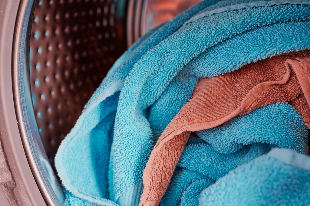 Wykorzystaj domowe sposoby na pranie ręczników, by nie traciły koloru i miękkości