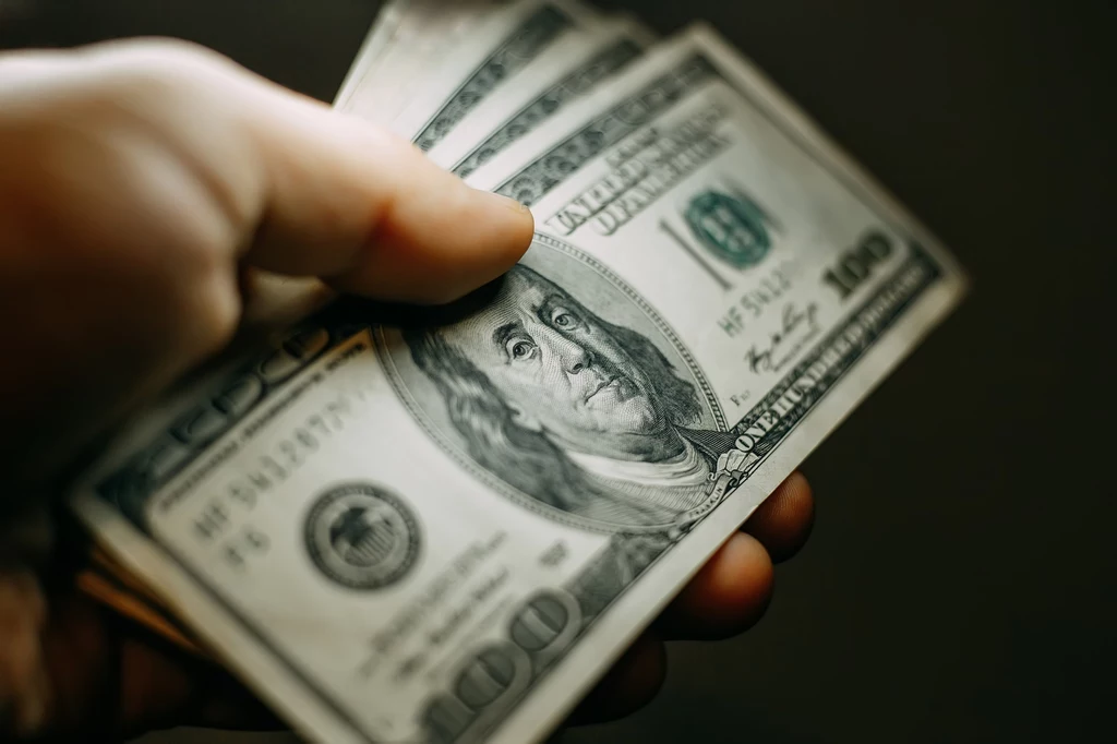 Dolar odrabia straty do złotego i euro