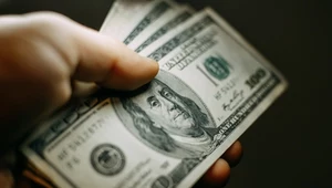 Dolar odrabia straty do złotego i euro