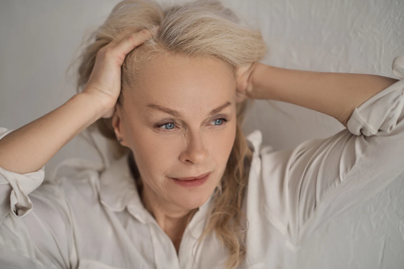 Większość kobiet przechodzi menopauzę w wieku od 45 do 55 lat. Jakie objawy pojawiają się na początku, a jakie z czasem? Większość kobiet przechodzi menopauzę w wieku od 45 do 55 lat. Jakie objawy pojawiają się na początku, a jakie z czasem?