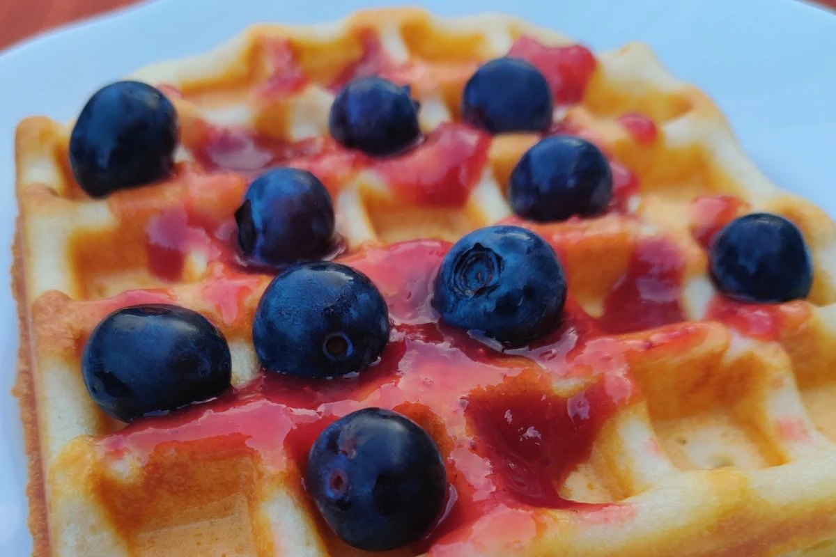 Propozycja podania - gofry z borówkami i dżemem truskawkowym