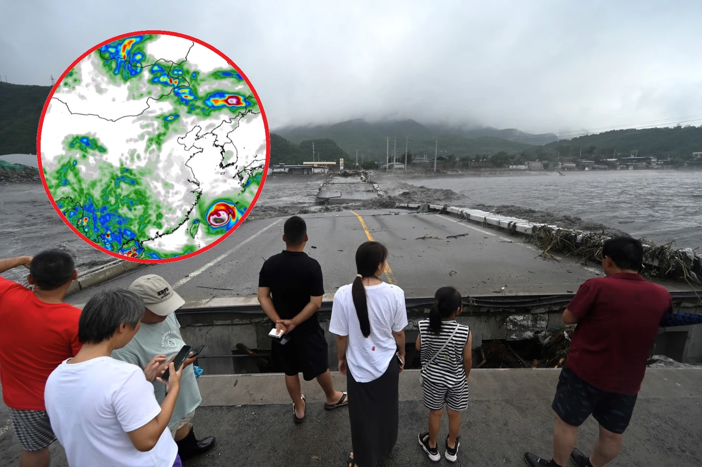 Zerwany most na rzece Dashihe w dzielnicy Fangshan w Pekinie. Na mniejszym zdjęciu widać tajfun Khanun zmierzający w kierunku chińskiego wybrzeża Zerwany most na rzece Dashihe w dzielnicy Fangshan w Pekinie. Na mniejszym zdjęciu widać tajfun Khanun zmierzający w kierunku chińskiego wybrzeża