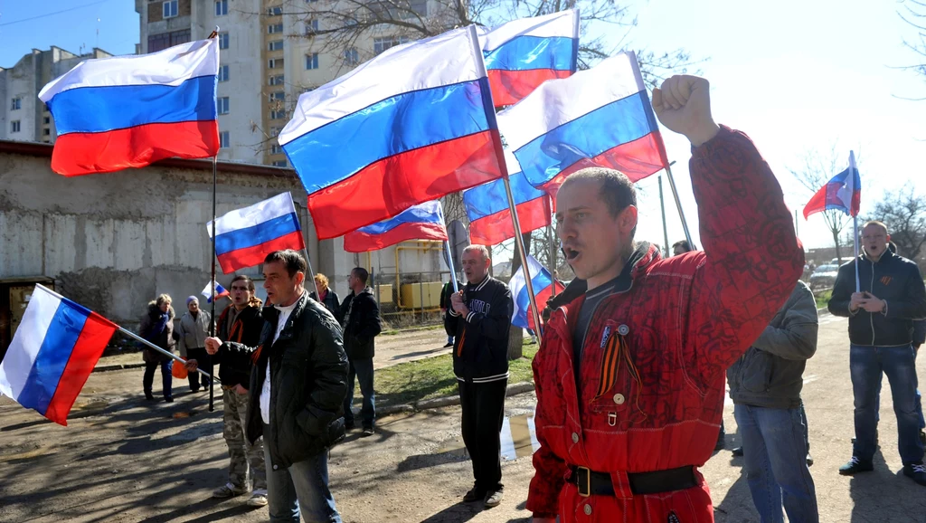 Prorosyjscy aktywiści podczas demonstracji na Krymie w marcu 2014 roku. Takie demonstracje były wykorzystywane przez Moskwę jako element wojny hybrydowej.