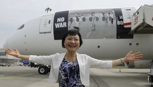 Kim Phuc, dziewczynka ze słynnego zdjęcia ataku napalmem w Wietnamie w 1972 r., pozuje na lotnisku Chopina w Warszawie na tle samolotu ze słynną fotografią, który zabrał 4 lipca 2022 r. zabrał do Kanady uchodźców z Ukrainy