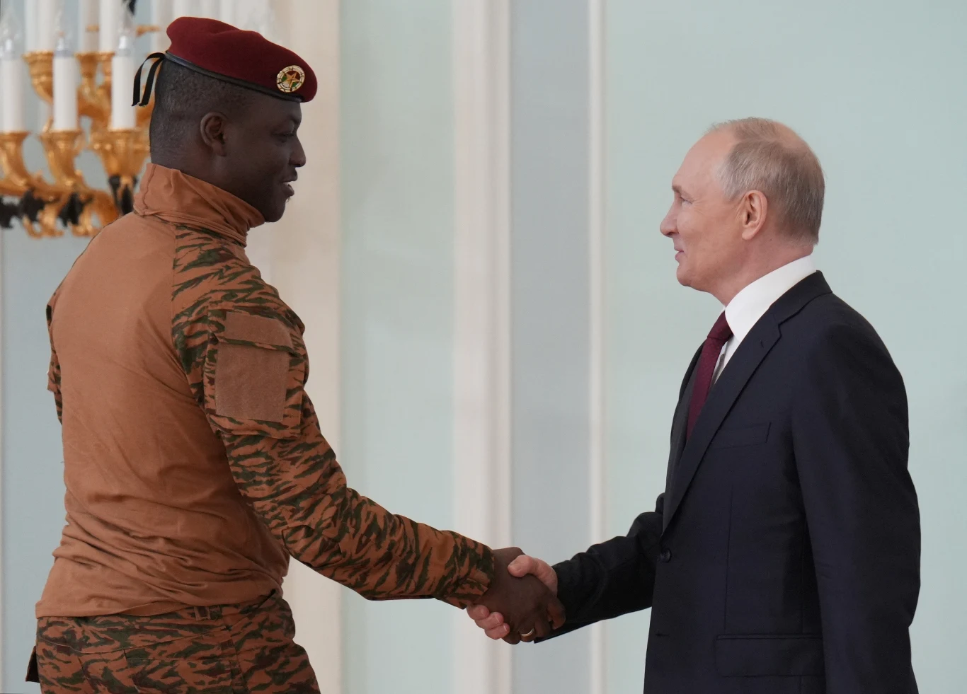 Ibrahim Traore i Władimir Putin na Kremlu Ibrahim Traore i Władimir Putin na Kremlu