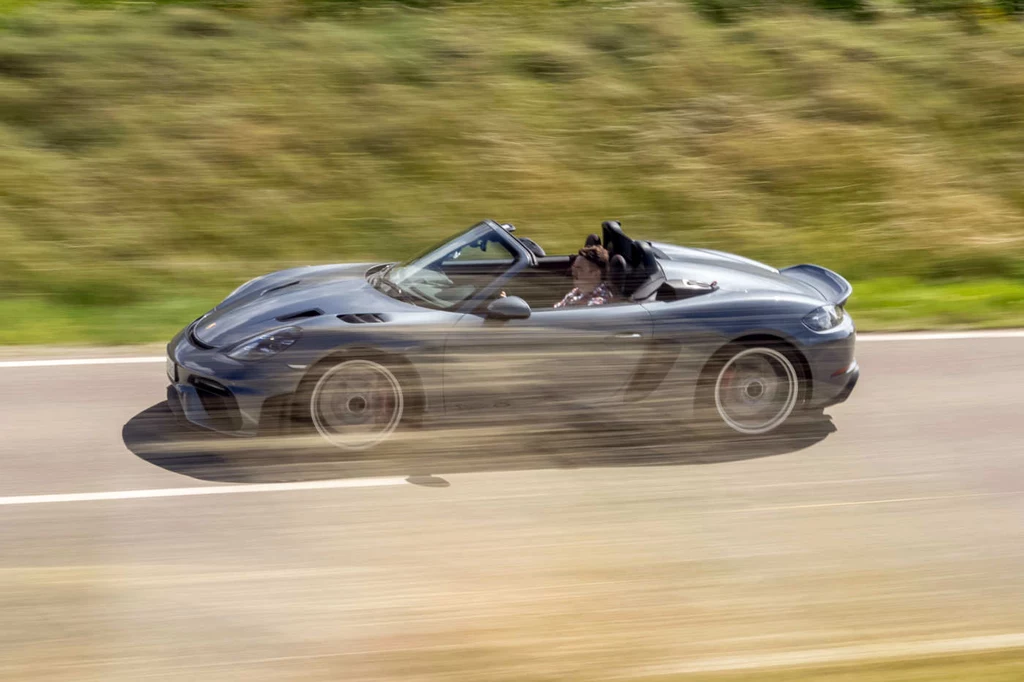 Porsche zaleca, by przy prędkościach powyżej 200 km/h 718 Spyder RS jeździć bez dachu / fot. Porsche / Juergen Tap