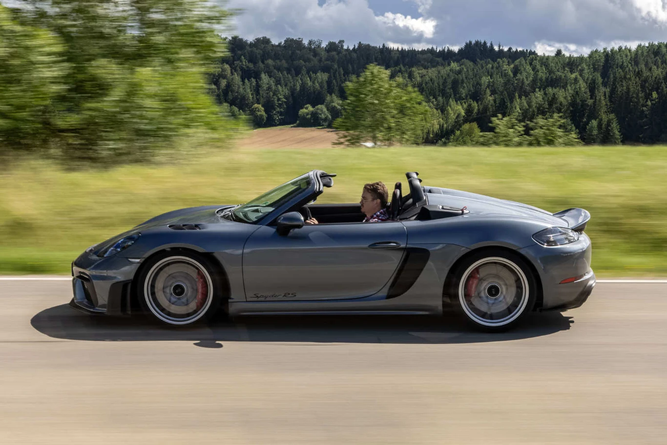 Nie ma ryzyka, że przy prędkości 200+ stracimy lub trwale uszkodzimy dach 718 Spyder RS /fot. Porsche / Juergen Tap