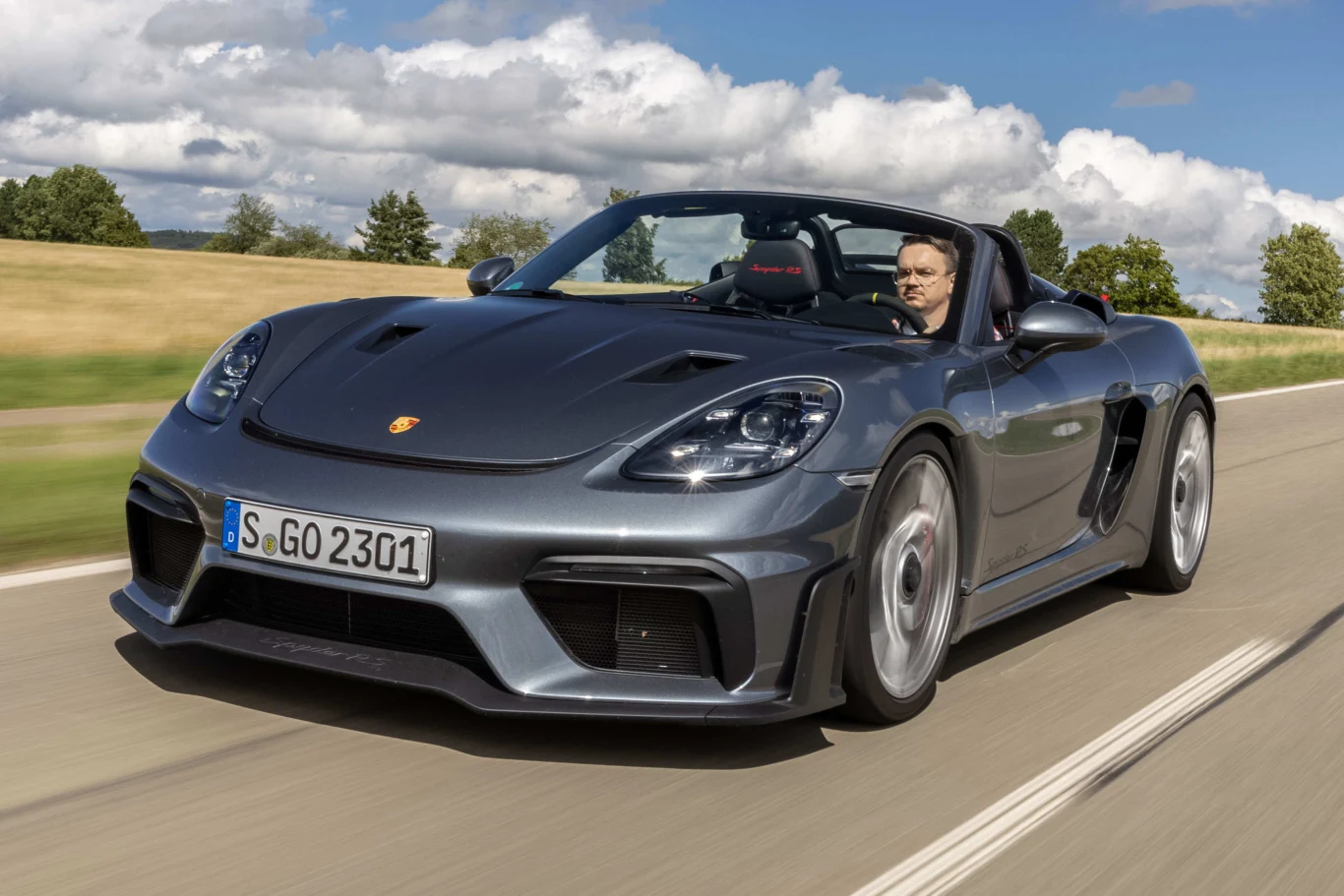 Porsche 718 Spyder RS powstało z myślą o jeździe w sprzyjających warunkach pogodowych /fot. Porsche / Juergen Tap