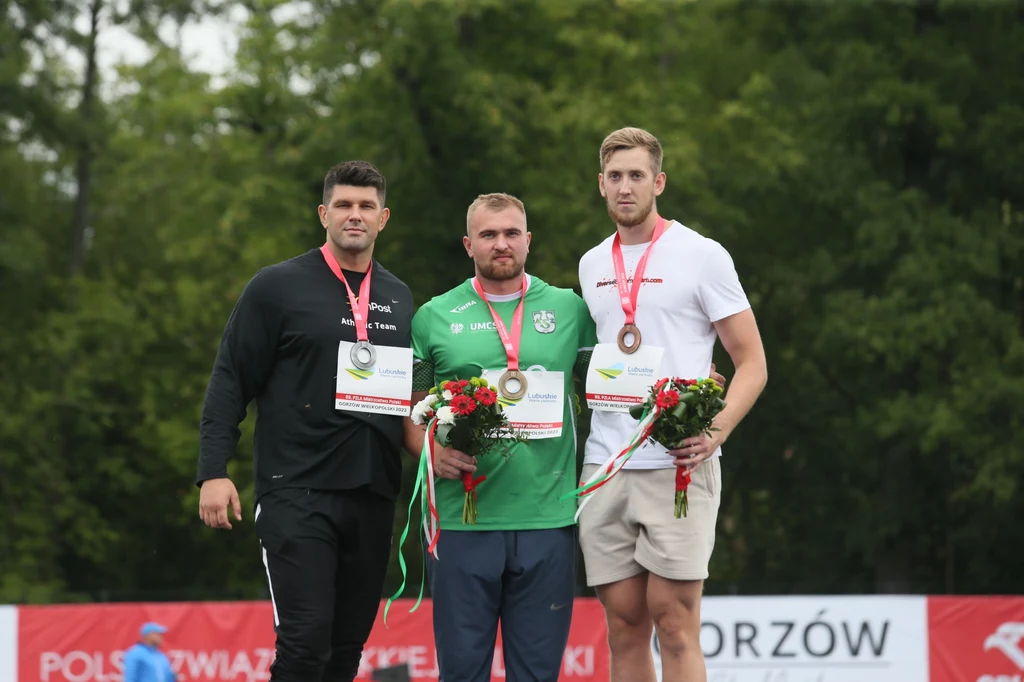 Oskar Stachnik (w środku) ze złotym medalem mistrzostw Polski Oskar Stachnik (w środku) ze złotym medalem mistrzostw Polski