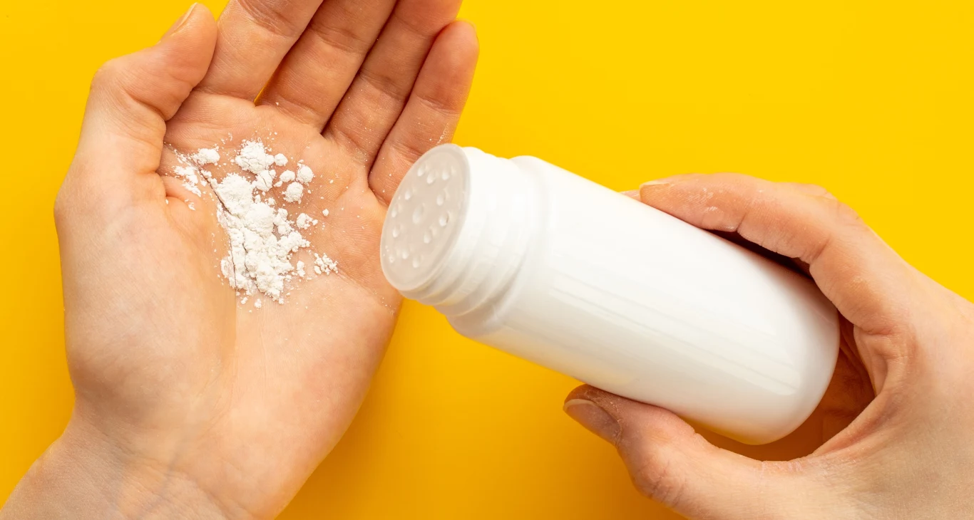 Dziecięcy talk ma wiele zastosowań. Można go wykorzystać m.in. na plaży, aby osuszyć stopy po wyjściu z wody Dziecięcy talk ma wiele zastosowań. Można go wykorzystać m.in. na plaży, aby osuszyć stopy po wyjściu z wody