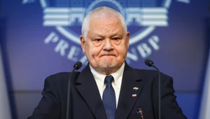 NBP podał, że wzrost kursu złotego obniżył wynik finansowy NBP na koniec 2023 r. o ok. 31 mld zł. Na zdjęciu prezes polskiego banku centralnego, Adam Glapiński