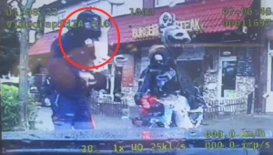 Na motocykl założył maskę spawalniczą zamiast kasku. Okazało się, że był poszukiwany