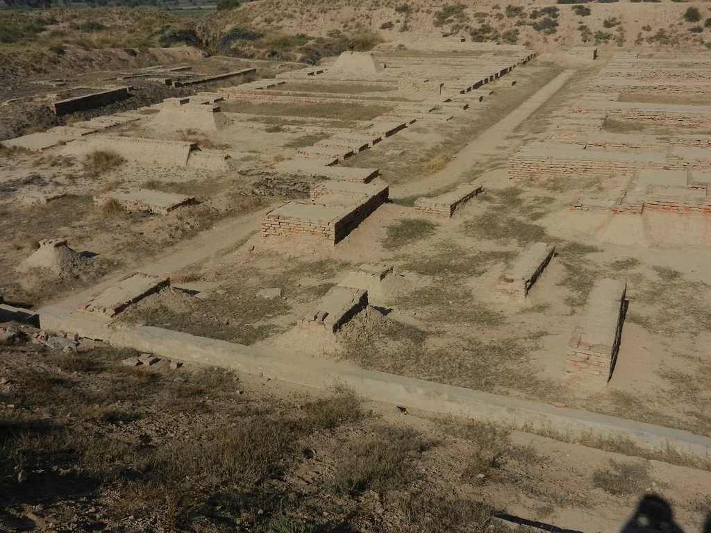 Pozostałości Harappy. Cywilizacja harappeńska prowadziła także rozwinięty handel. Część informacji na jej temat archeolodzy biorą z zapisów innych cywilizacji tamtego okresu, które handlowały z Harappeńczykami. Sumerowie nazywali ich krainę Meluhha