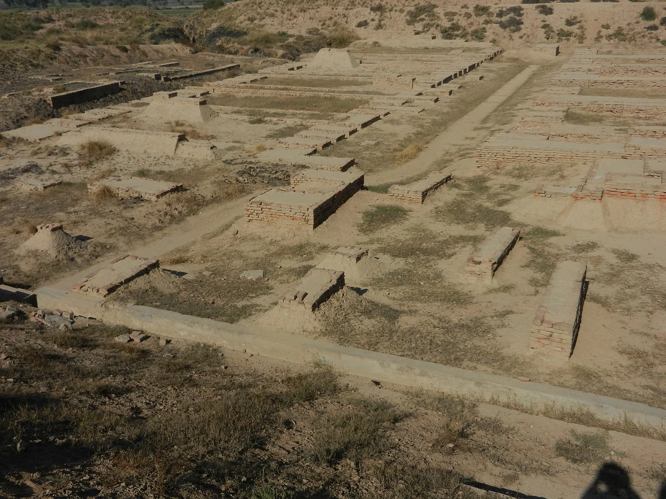 Pozostałości Harappy. Cywilizacja harappeńska prowadziła także rozwinięty handel. Część informacji na jej temat archeolodzy biorą z zapisów innych cywilizacji tamtego okresu, które handlowały z Harappeńczykami. Sumerowie nazywali ich krainę Meluhha Pozostałości Harappy. Cywilizacja harappeńska prowadziła także rozwinięty handel. Część informacji na jej temat archeolodzy biorą z zapisów innych cywilizacji tamtego okresu, które handlowały z Harappeńczykami. Sumerowie nazywali ich krainę Meluhha