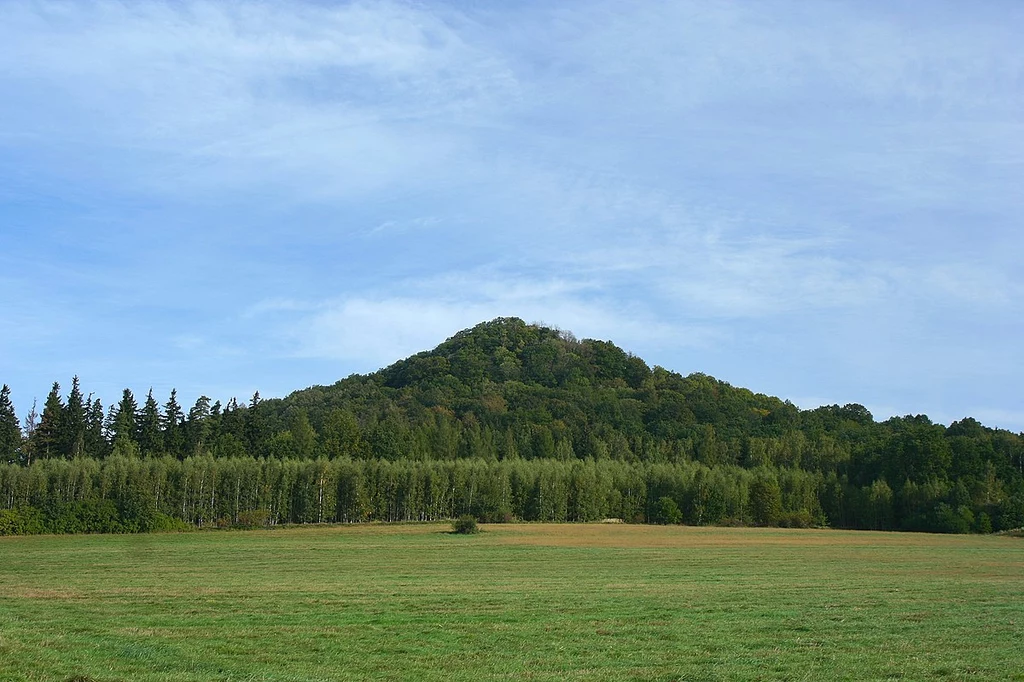 Ostrzyca na Pogórzu Kaczawskim jest jednym z najbardziej znanych i charakterystycznych wzniesień o wulkanicznym rodowodzie.