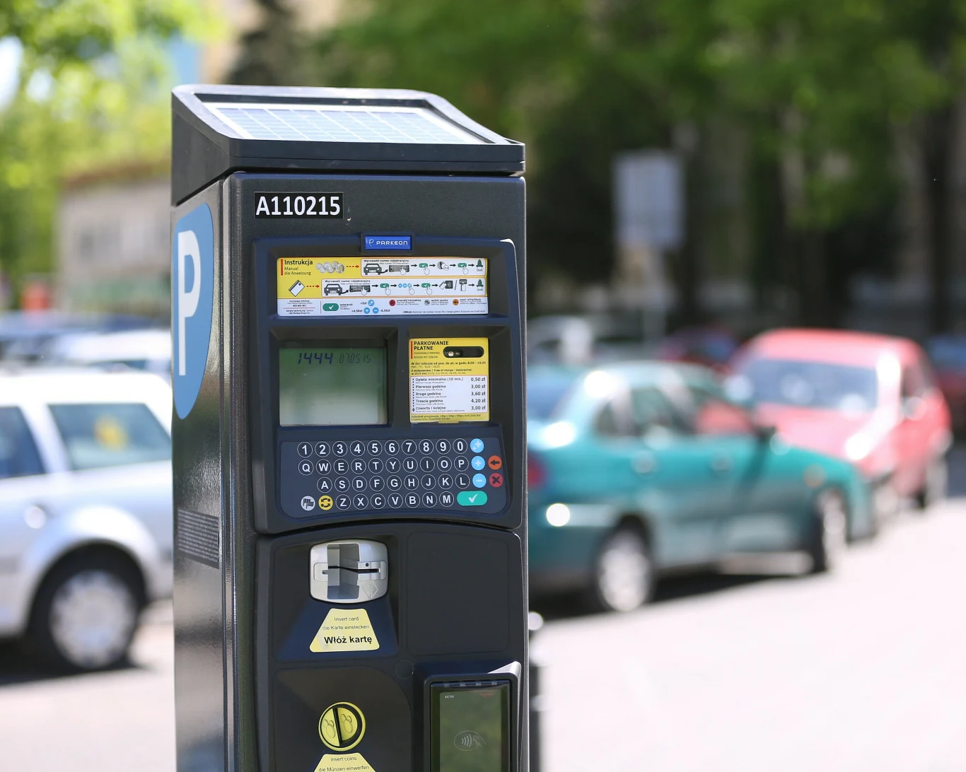 Pod marketami nie zapłacimy za godzinę lub dwie postoju. Później robi się drogo