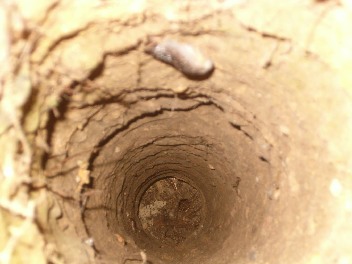 Wewnątrz dziury ściany wydają się być spieczone pod wpływem wysokiej temperatury Wewnątrz dziury ściany wydają się być spieczone pod wpływem wysokiej temperatury