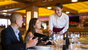 Napiwki dzielą restauratorów. W tle kontrowersyjne terminale