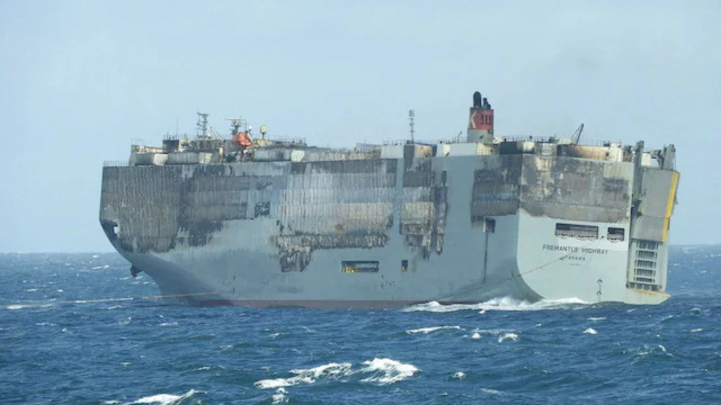 Ogień na Fremantle Highway wygasł, inspektorzy weszli na pokład