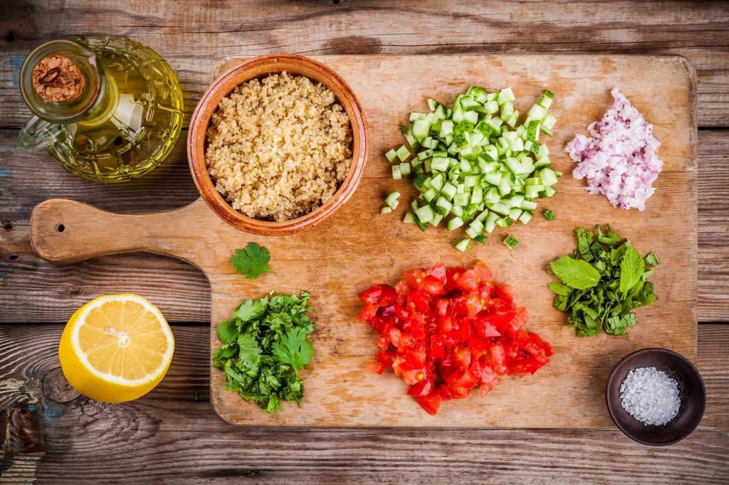 Jakie składniki są niezbędne do zrobienia sałatki tabbouleh?