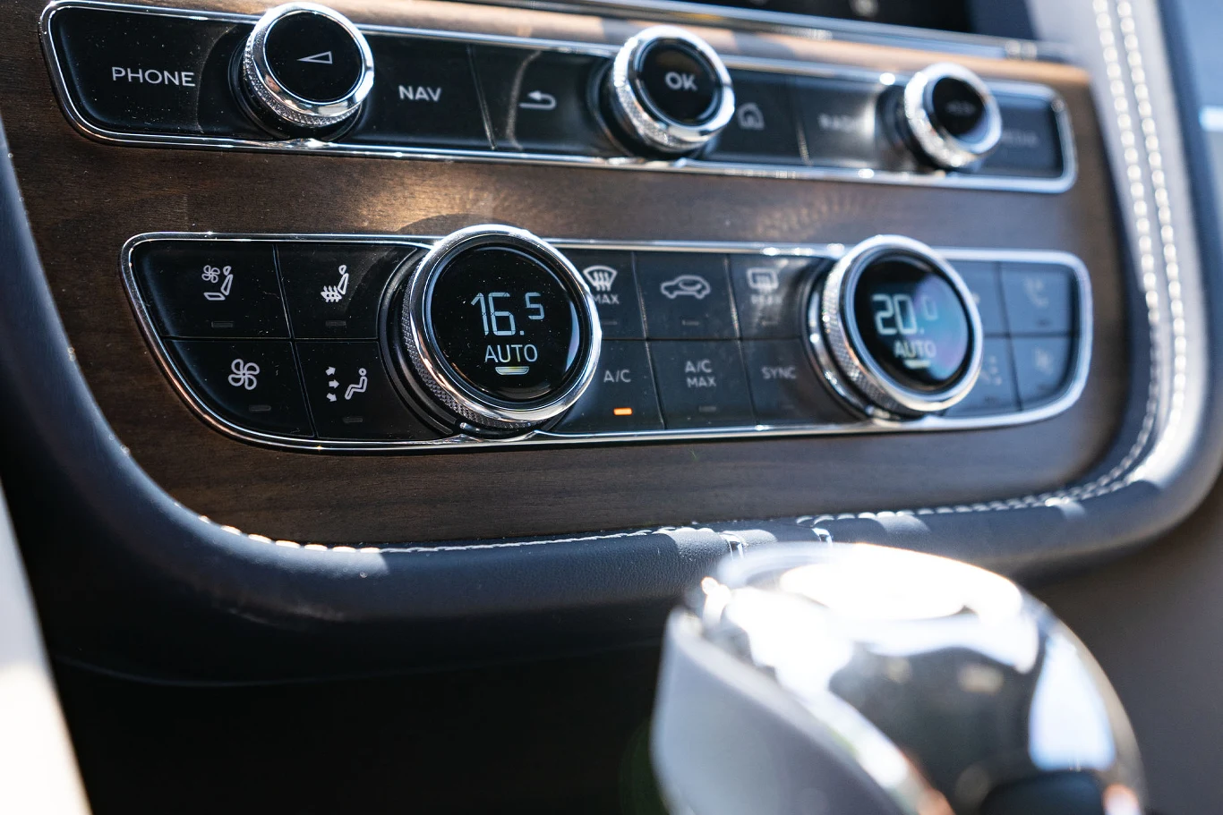 Poza nabiciem klimatyzacji warto przeprowadzić jej kompletny serwis.