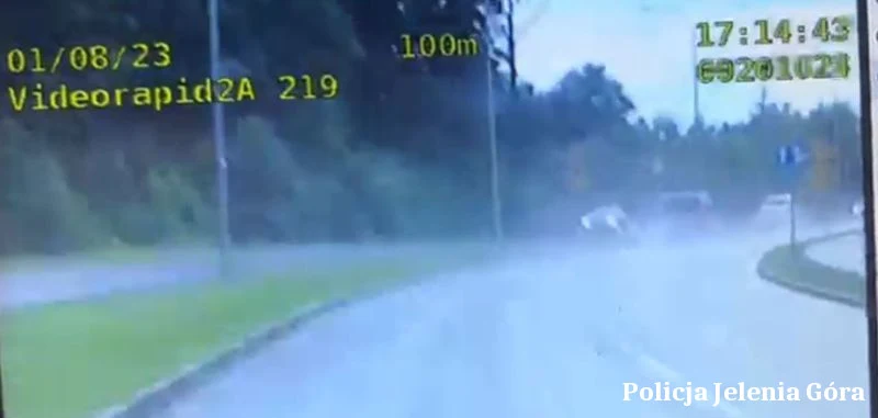 By pomiar był rzetelny, radiowóz i drugie auto muszą poruszać się z równą prędkością. W praktyce jest to trudne do osiągnięcia