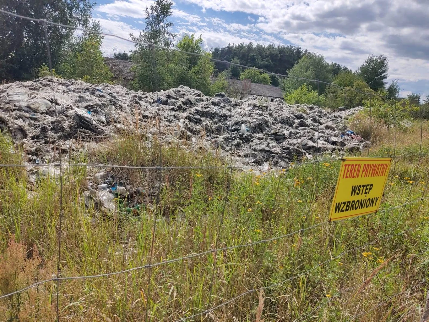 Teren od kilku lat jest otoczony płotem Teren od kilku lat jest otoczony płotem