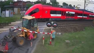 Kierował potężną maszyną budowlaną, a przestraszył się rogatki