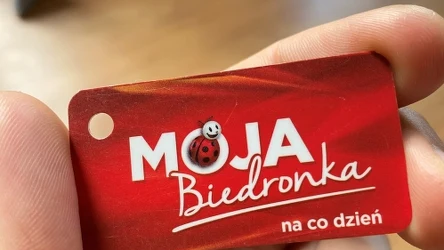 Karta Moja Biedronka z dziurką w dłoni