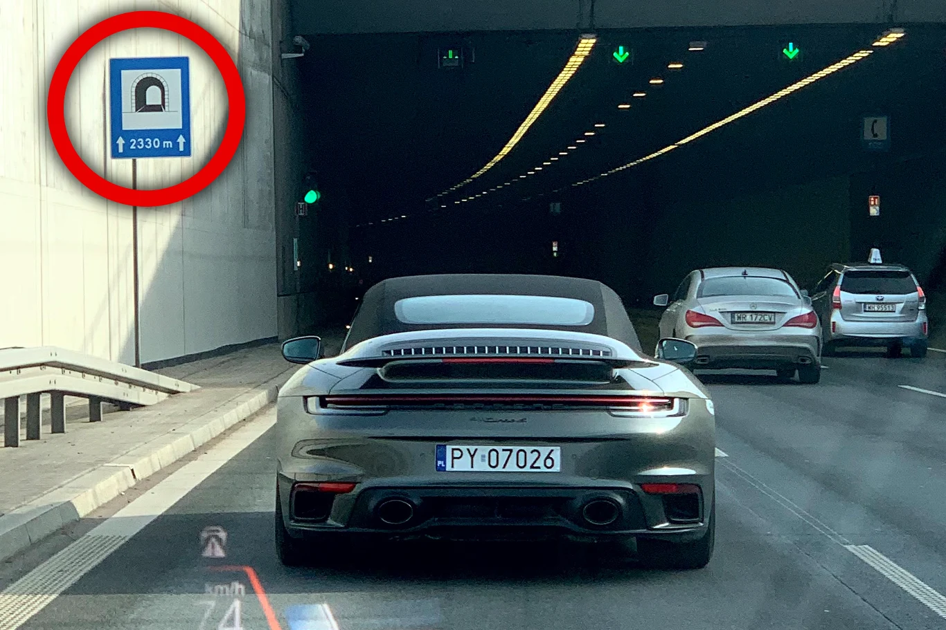 Przed tunelem znajdziemy informacje na temat jego długości i obowiązującego ograniczenia prędkości Przed tunelem znajdziemy informacje na temat jego długości i obowiązującego ograniczenia prędkości