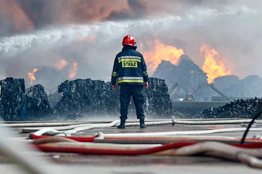 Apogeum pożarów śmieci w Polsce przypada na 2018 r. Wówczas odpady paliły się ponad 200 razy. Eksperci wiążą te wydarzenia ze zmianą przepisów, które zabroniły składowania m.in. plastiku