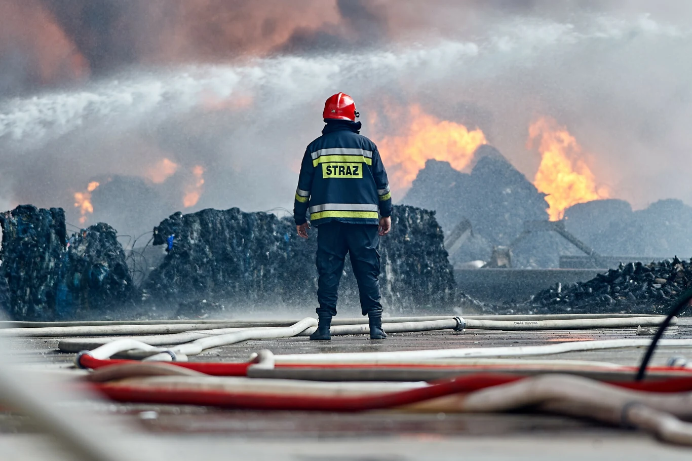 Apogeum pożarów śmieci w Polsce przypada na 2018 r. Wówczas odpady paliły się ponad 200 razy. Eksperci wiążą te wydarzenia ze zmianą przepisów, które zabroniły składowania m.in. plastiku Apogeum pożarów śmieci w Polsce przypada na 2018 r. Wówczas odpady paliły się ponad 200 razy. Eksperci wiążą te wydarzenia ze zmianą przepisów, które zabroniły składowania m.in. plastiku