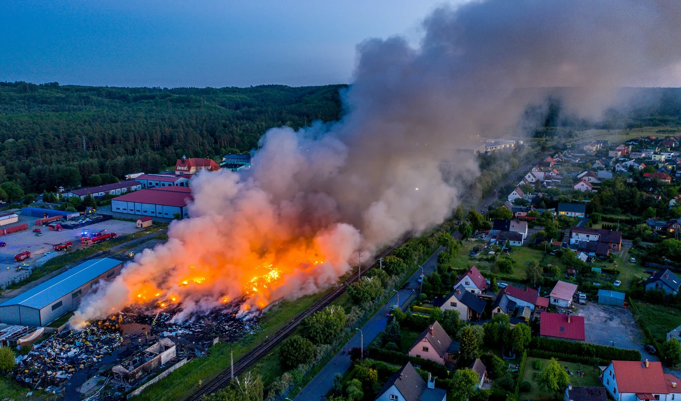 Z pożarów odpadów do powietrza mogą być emitowane m.in. substancje rakotwórcze Z pożarów odpadów do powietrza mogą być emitowane m.in. substancje rakotwórcze