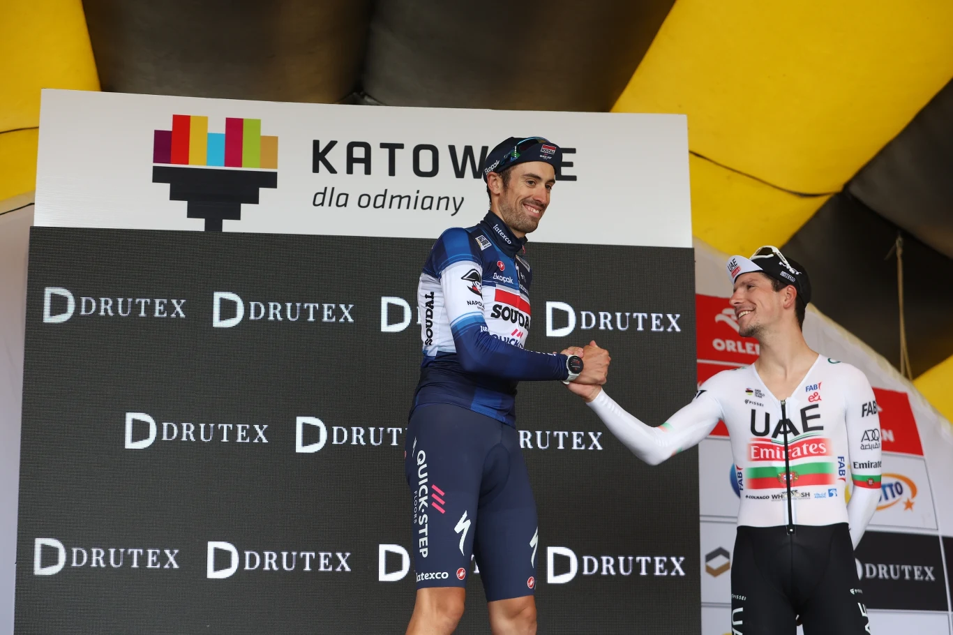 Mattia Cattaneo i Joao Almeida na podium 6. etapu Tour de Pologne