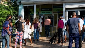 Po decyzji banku centralnego Kuba kolejki obywateli ustawiły się pod bankomatami
