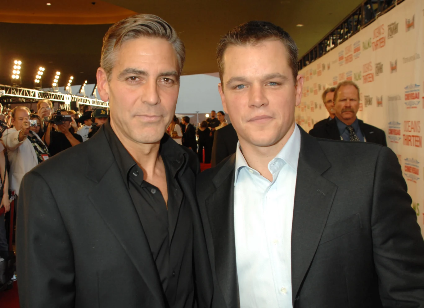 Milionowe darowizny dla strajkujących aktorów przekazali wraz z żonami George Clooney i Matt Damon Milionowe darowizny dla strajkujących aktorów przekazali wraz z żonami George Clooney i Matt Damon