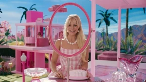 Margot Robbie w scenie z filmu "Barbie"