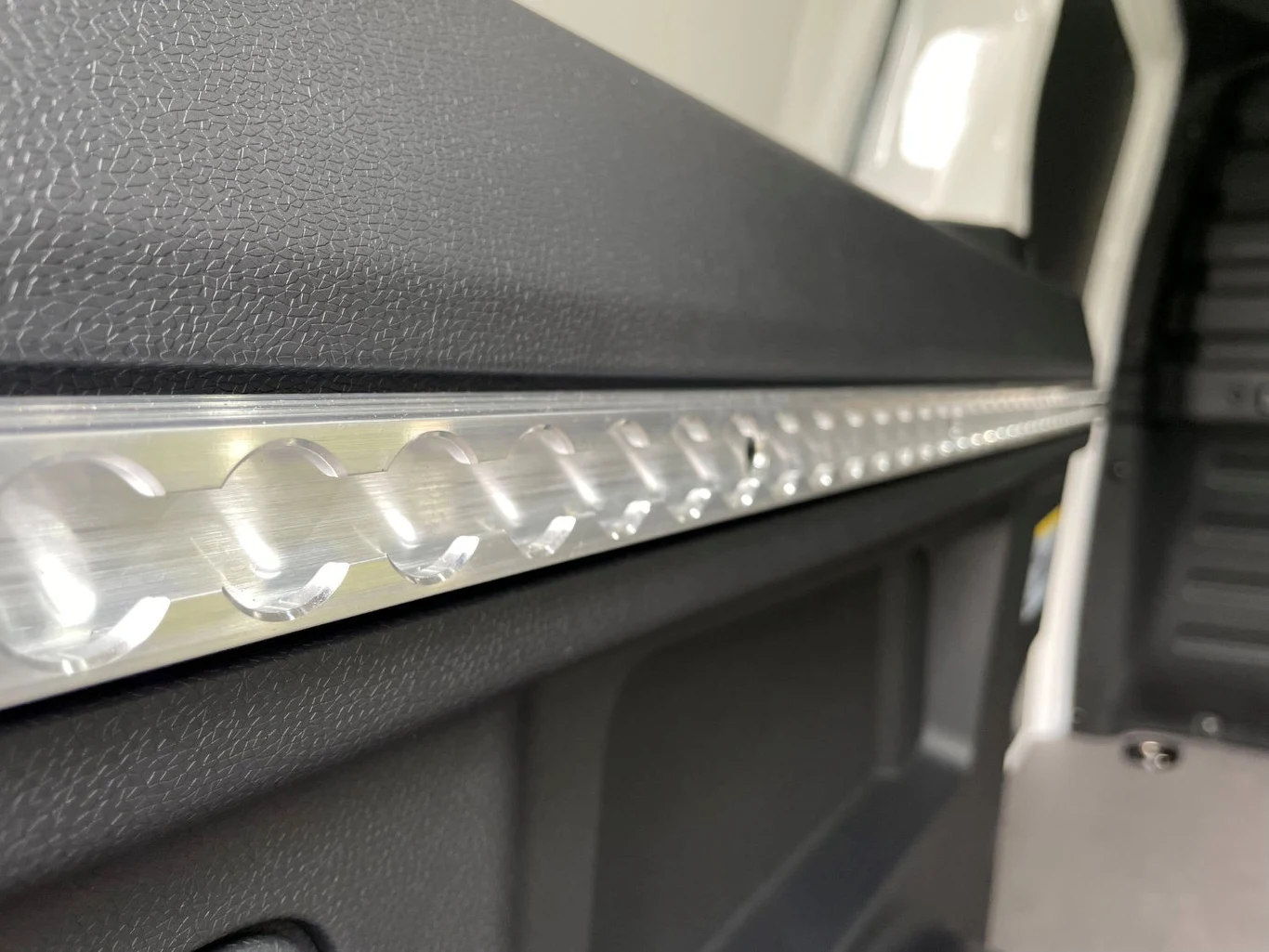 Listwy systemu Airline Cargo pozwalają aranżować przestrzeń ładunkową zgodnie z potrzebami