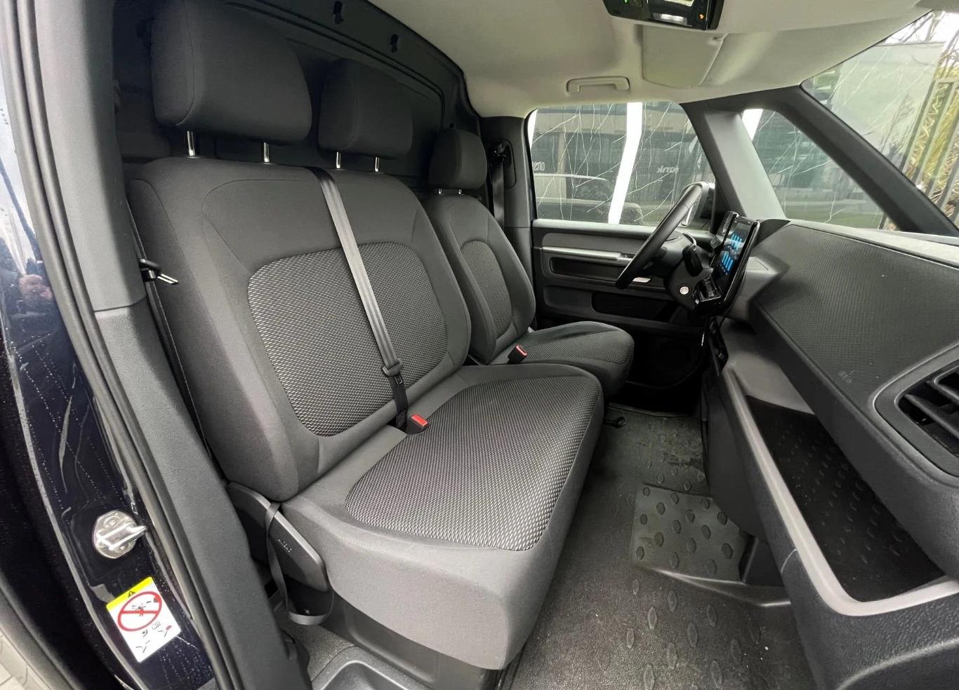 Volkswagen ID.Buzz Cargo to auto teoretycznie 3-osobowe. Wszystko jednak zależy od postury pasażera 