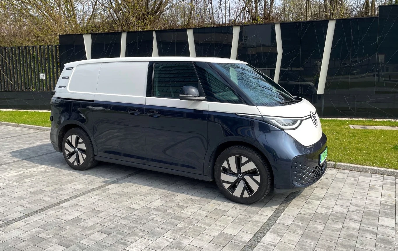 Volkswagen ID.Buzz Cargo to niezwykle ładnie wyglądający samochód dostawczy. Na pewno będzie się wyróżniał na ulicach