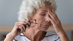 Odsuwanie od oczu czytanej książki, gazety czy smartfonu w trakcie wybierania numeru telefonu to pierwsze objawy starczowzroczności