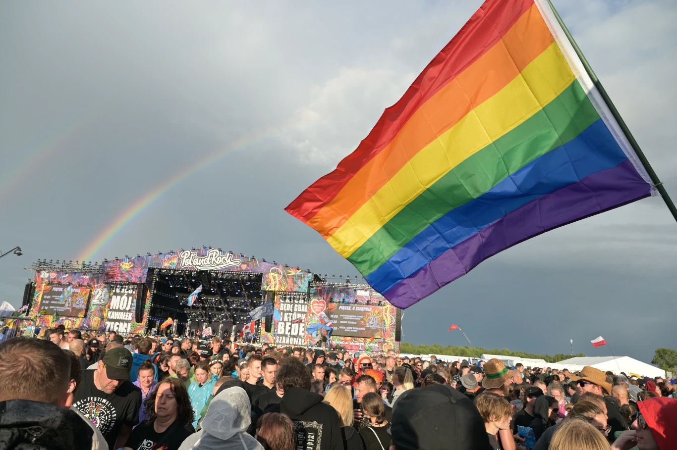 Tęczowa flaga i tęcza na Pol'and'Rock Festival 2023