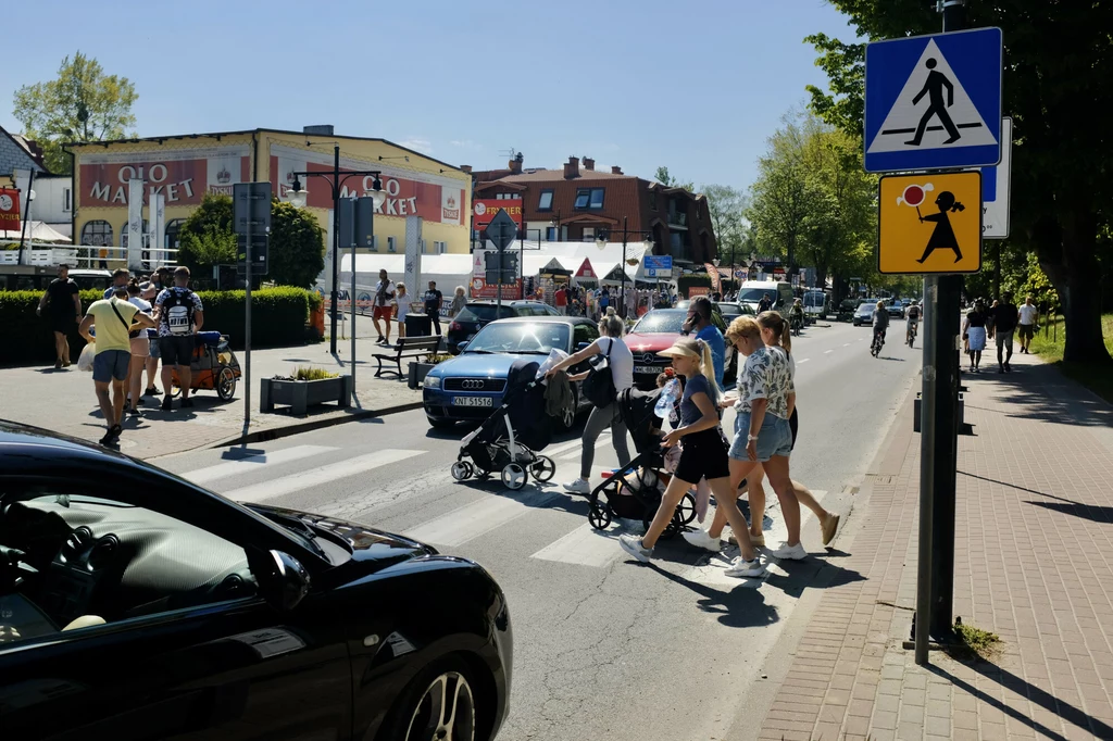 Czy kierowca może ruszyć, gdy pieszy nie opuścił przejścia? 