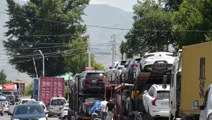 Transport samochodów na granicy Kirgistanu – przez kraje Azji Centralnej do Rosji trafiają auta sprowadzane w ramach importu równoległego.