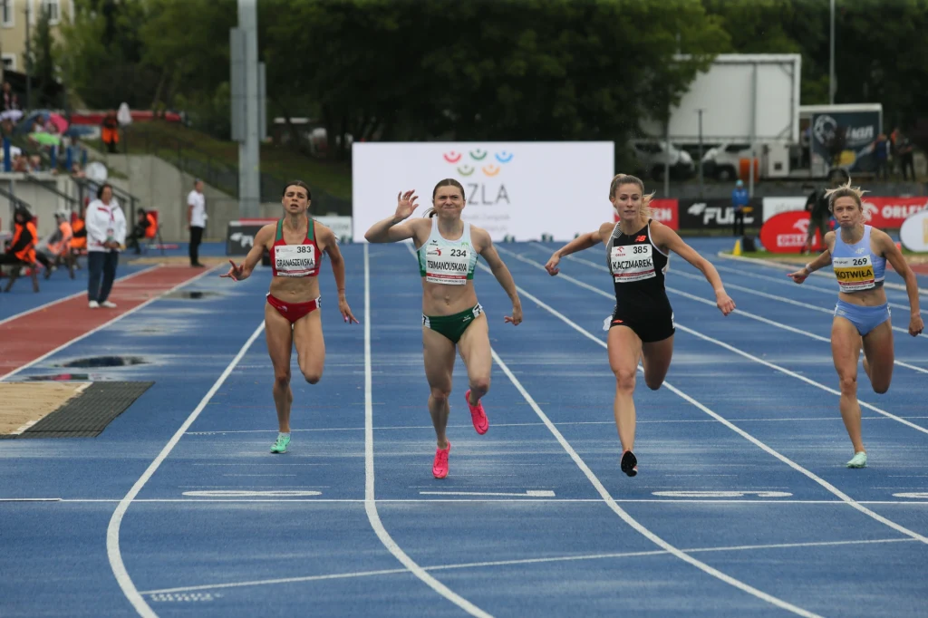 Marlena Granaszewska (z lewej) podczas finałowego biegu na 200 m w mistrzostwach Polski